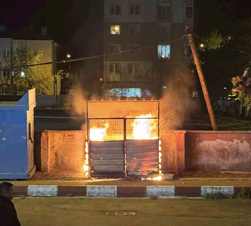 Muratlı Belediyesi’ne ait konteyner alev alev yandı
