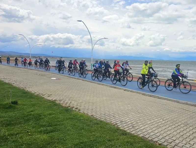 Beyşehir Gölü’nde yaşanan şiddetli kuraklığa dikkat çekmek için pedal çevirdiler
