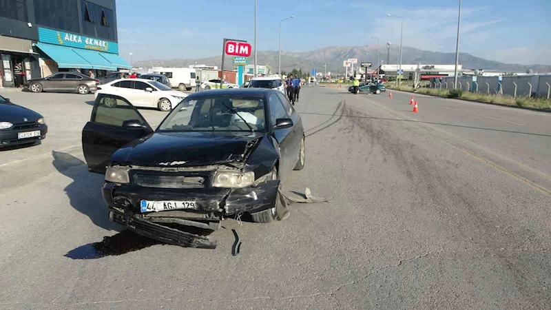Kazaya karıştı, aracını bırakıp kaçtı
