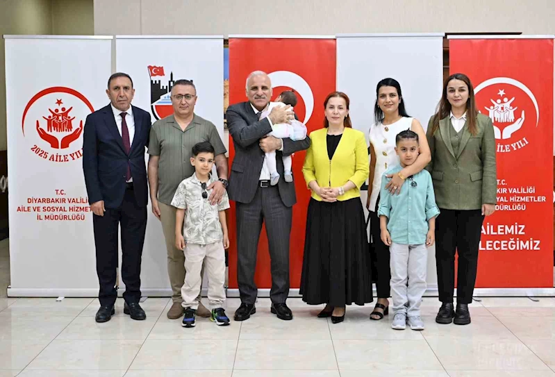 Diyarbakır’da bir kız çocuğu imza töreniyle koruyucu ailesine teslim edildi
