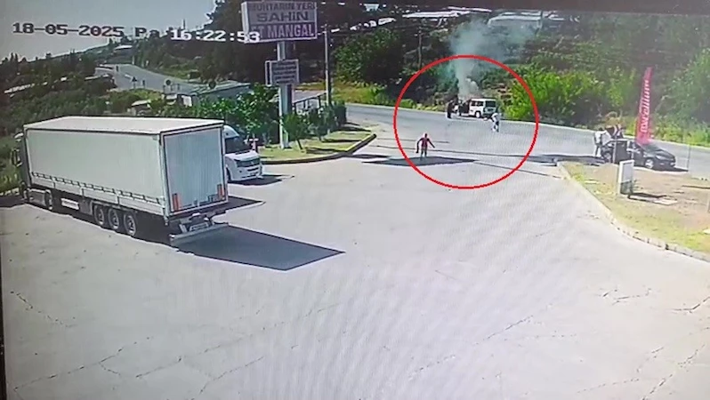 Seyir halindeki araç yandı, ilk müdahaleyi vatandaşlar yaptı

