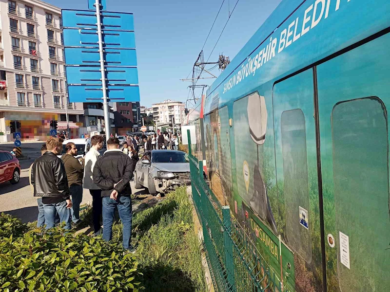 Samsun’da kırmızı ışık ihlali yapan otomobil tramvay ile çarpıştı
