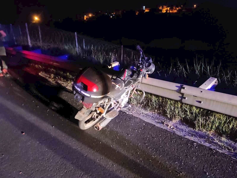 Bariyerlere sıkışmış motosikleti trafik ekiplerinin dikkati ortaya çıkardı

