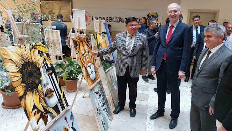 Adliye koridorunda el sanatları sergisi
