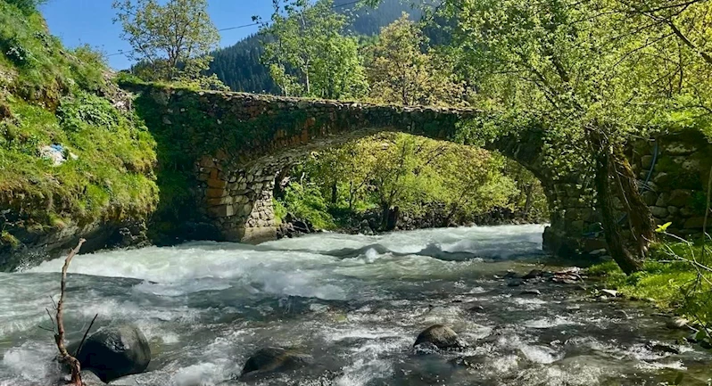 Orta Çağ’dan kalma taş köprü görenleri kendine hayran bırakıyor
