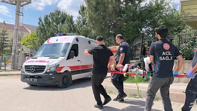 Bahçe duvarından atlarken bacağı demire saplanan çocuğu itfaiye kurtardı
