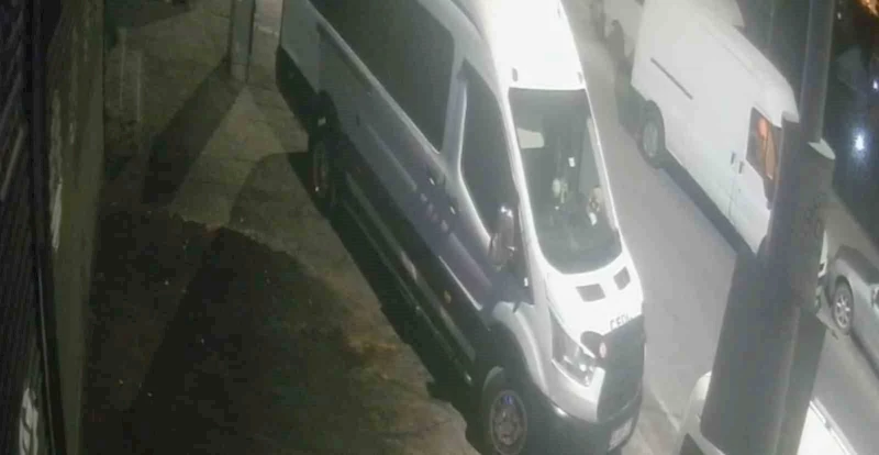 Park halindeki aracın elektrik ve teknik aksamını çaldılar, o anlar kamerada
