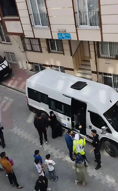 Esenyurt’ta hatalı şekilde öğrenci indiren servis sürücüsü polisle tartıştı
