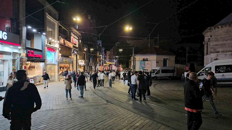 AFAD: Marmara Denizi Büyükçekmece açıklarında saat 23.36’da 4.0 büyüklüğünde deprem meydana geldi.
