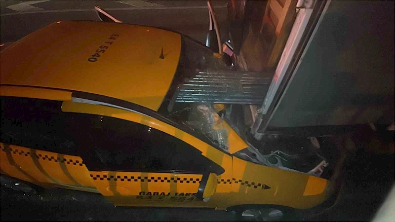 D-650’de feci kaza... Ticari taksi, kamyonete ok gibi saplandı: 1 ölü, 1 yaralı
