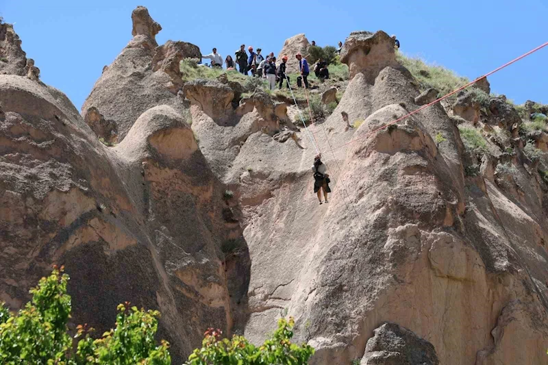 Kapadokya’da sıcak hava balonu peri bacalarının üzerine güvenli iniş yaptı
