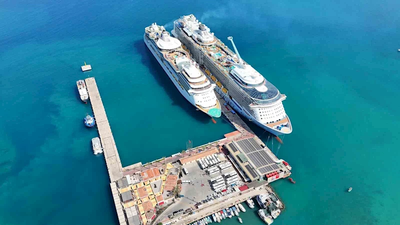 Kuşadası’na iki kruvaziyerle 6 bin 409 turist geldi

