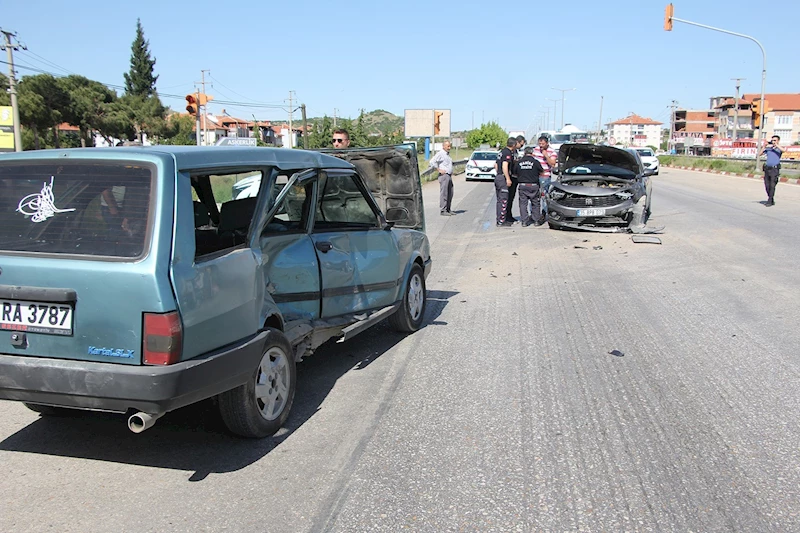 2 otomobil kavşakta çarpıştı: 1 yaralı
