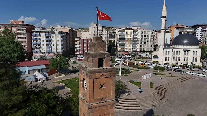 Siirt’te 120 yıllık tarihi saat, tamir edilerek yeniden çalışır hale getirildi
