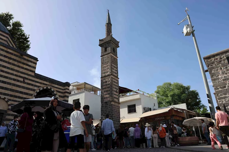 Diyarbakır’a gelen ziyaretçiler 540 yıllık ‘Dört Ayaklı Minare’nin etrafından 7 kez geçerek dilekte bulunuyor
