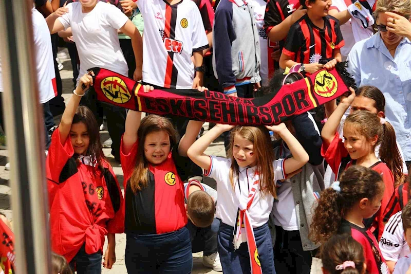 Eskişehirspor futbolcuları öğrencilerle buluştu
