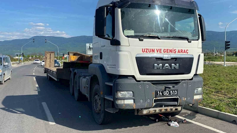 Bolu’da kırmızı ışıkta geçen bisikletli tırın altında kaldı: Genç sürücü ağır yaralı
