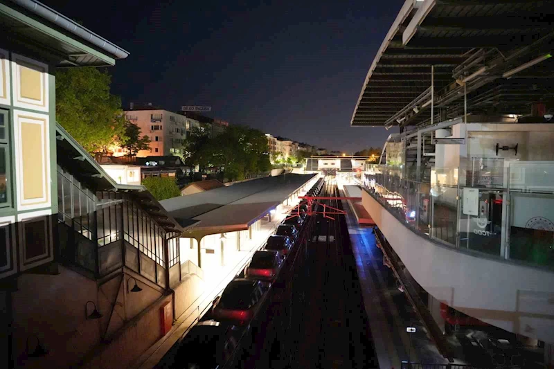 Marmaray hattından geçen araçların gece yolculuğu havadan görüntülendi
