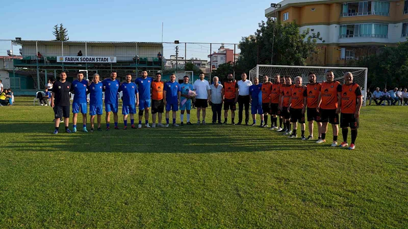 Belediye personeli ile muhtarlar dostluk maçında buluştu
