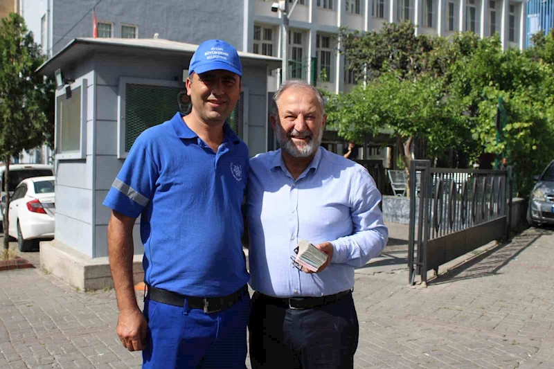 Bulduğu para dolu poşeti, hiç düşünmeden sahibine teslim etti
