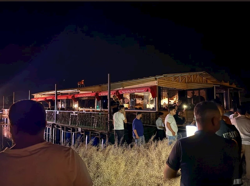 Şanlıurfa’da halatları kopan duba restoran müşterilerle birlikte Fırat Nehri’nde sürüklendi
