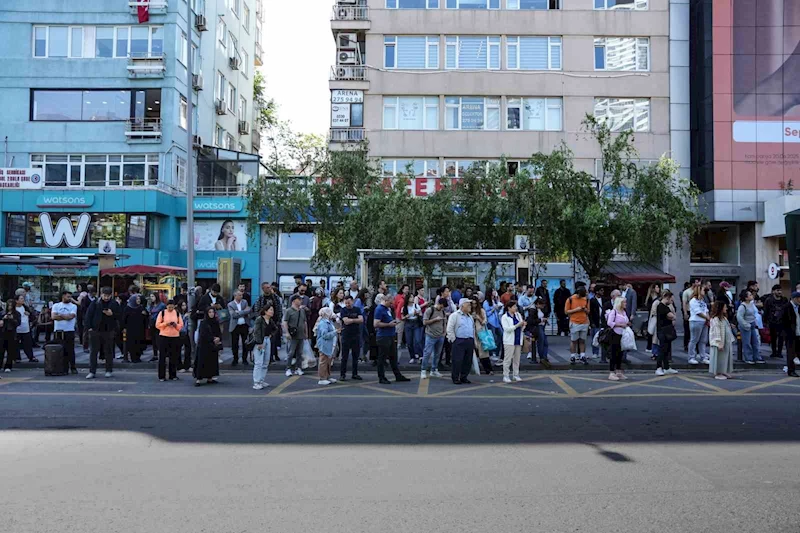 Özel Halk Otobüslerinin kontak kapatmasının ardından duraklarda oluşan yoğunluk havadan görüntülendi
