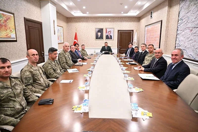 Bürokrat ve askerler eğitim zirvesinde buluştu
