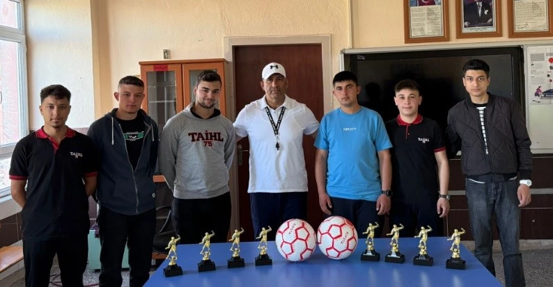 Tavşanlı Anadolu İmam Hatip Lisesi’nde mini futsal turnuvası

