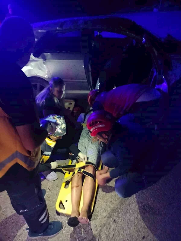 Araçta sıkışan sürücü yaralı olarak çıkarıldı
