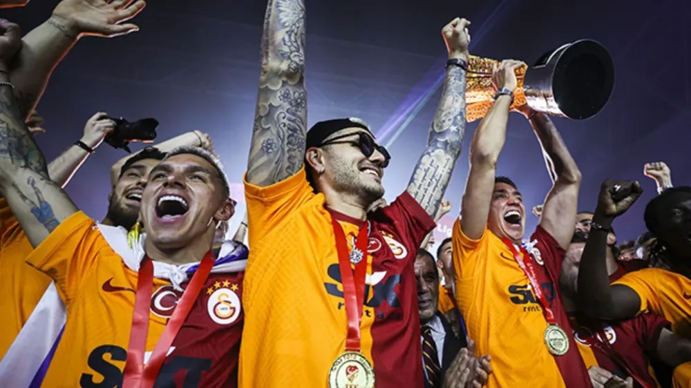 Galatasaray, şampiyonluk kupasını Yenikapı