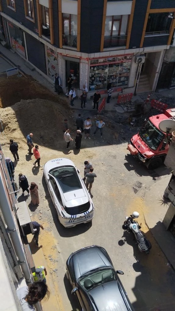 İstanbul Bayrampaşa kanalizasyon çalışmaları sırasında meydana gelen göçükte 1 işçi, toprak altında kaldı. Göçükte kalan işçiyi kurtarma çalışmaları sürüyor.

