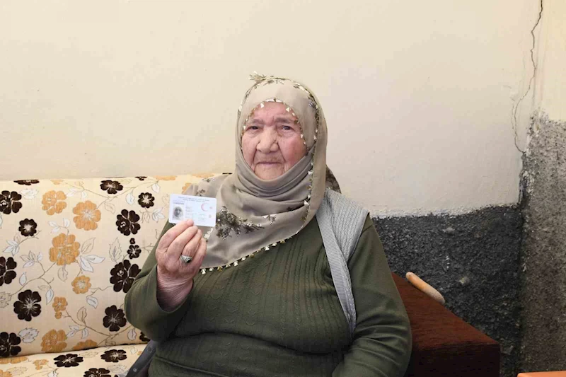 114 yaşındaki Makbule Nine’ye sağlık ekiplerinden doğum günü sürprizi
