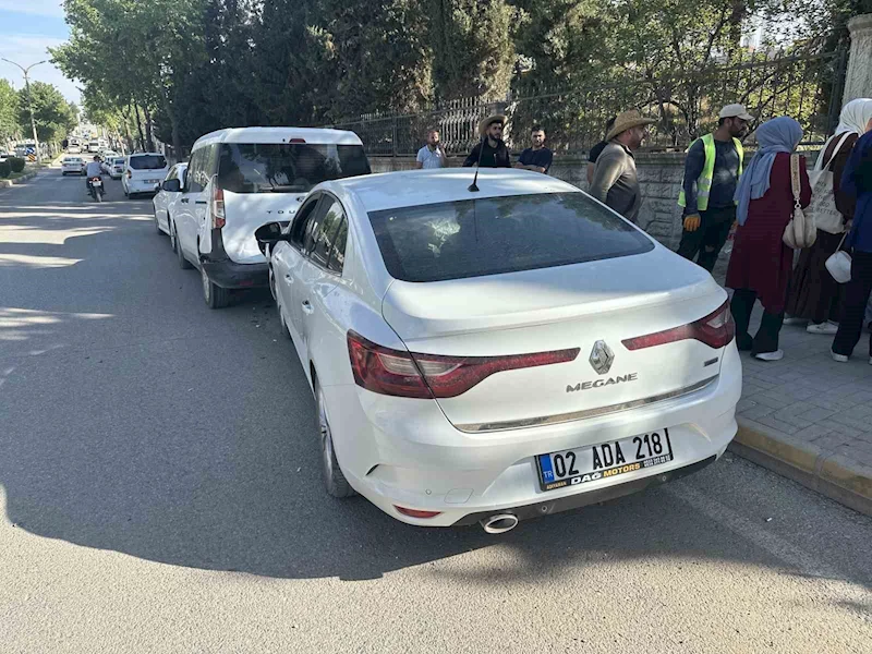 Otomobil park halindeki araçlara çarptı
