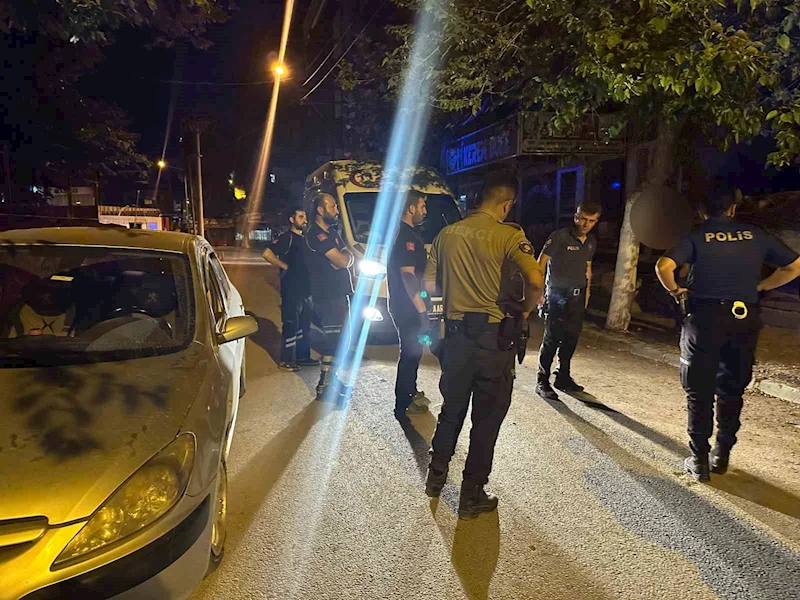 Araçta baygın bulunan 2 şahıs ekipleri hareket geçirdi

