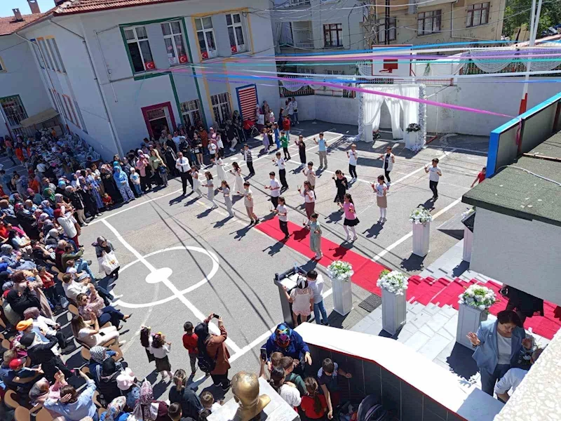 Yöresel yemek tanıtımı eşliğinde mezuniyet töreni
