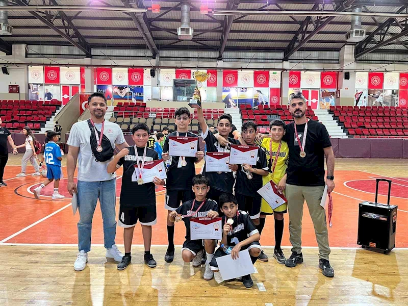 Siverekli minikler futsal turnuvasında il birincisi oldu
