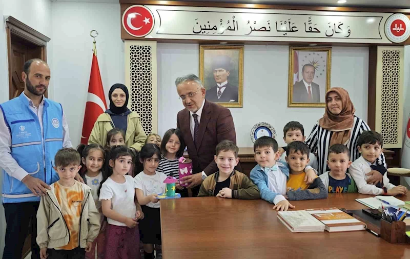 Bayburtlu minikler kumbaralarındaki parayı yetimlerle paylaştı
