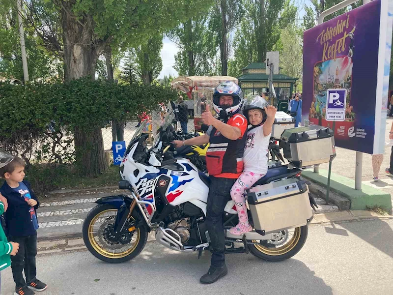 (ÖZEL) Kanserden iyileşen çocuklar motosikletle gezdirildi, hayır panayırı ve tiyatro etkinliklerine katıldı
