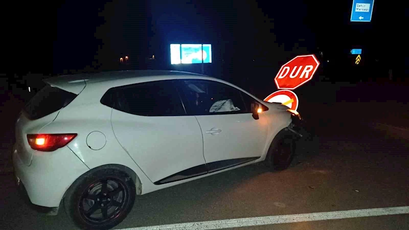 Hisarcık’ta ehliyetsiz ve alkollü sürücü ’Dur’ levhasına çarptı: 1 yaralı
