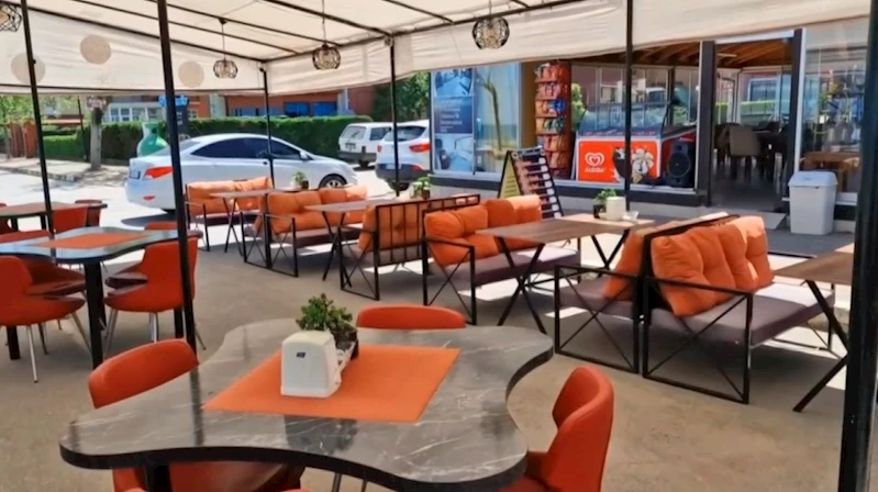 Alkollü sürücü traktör ile kafeye daldı
