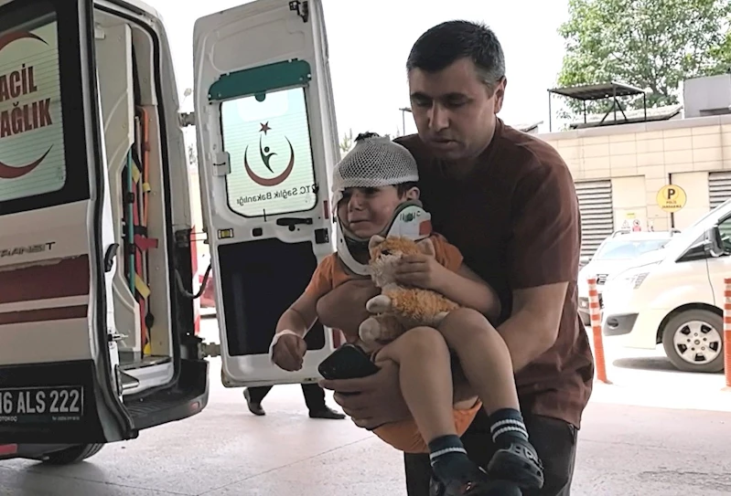 Kazada yaralandı,oyuncağını elinden hiç bırakmadı
