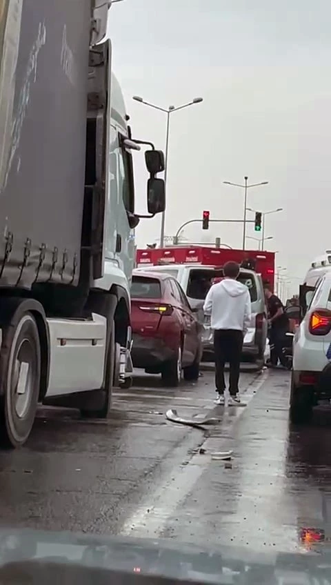 Sakarya’da SUV tarzı araç ile minibüs çarpıştı: 1 yaralı
