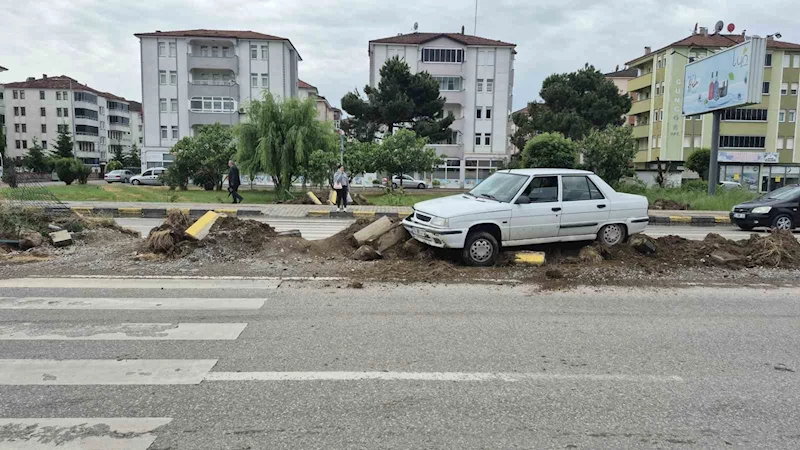 Refüje çıkan sürücü, aracı bırakıp olay yerinden kaçtı
