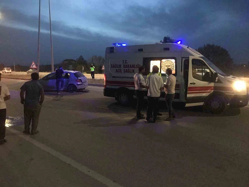 Otomobil aydınlatma direğine çarptı: 1 ölü
