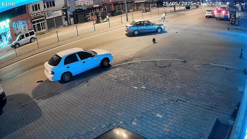 Otomobilin çarptığı motosikletlinin sürüklendiği anlar kamerada
