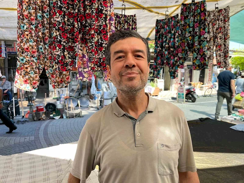 Aydın’da oğul çıkaran arı kolonisi pazar tezgahına kondu
