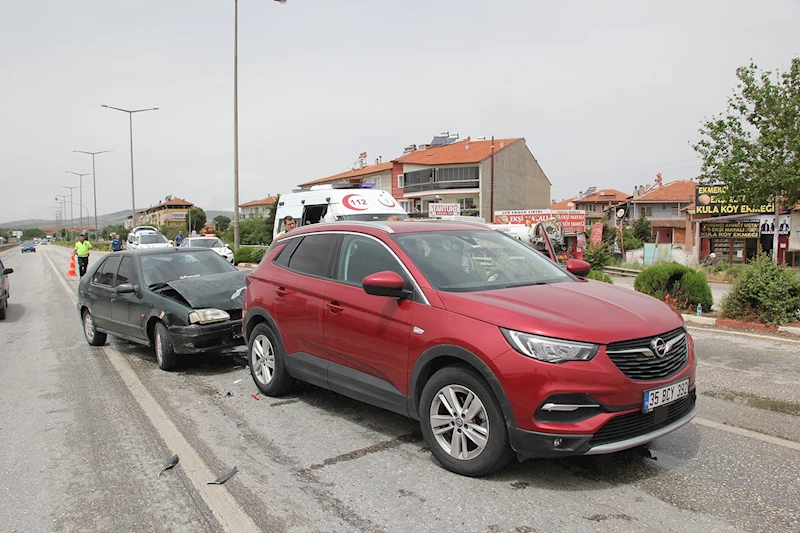 Seyir halindeyken kırmızı ışıkta bekleyen otomobile çarptı: 1 yaralı
