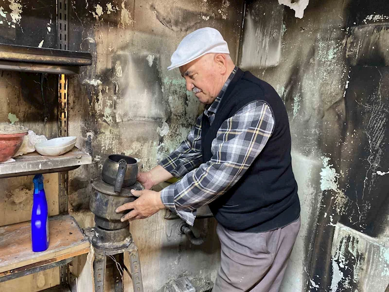 Emanet dükkanı yanan emekli öğretmen kendisine destek olan vatandaşlara teşekkür etti
