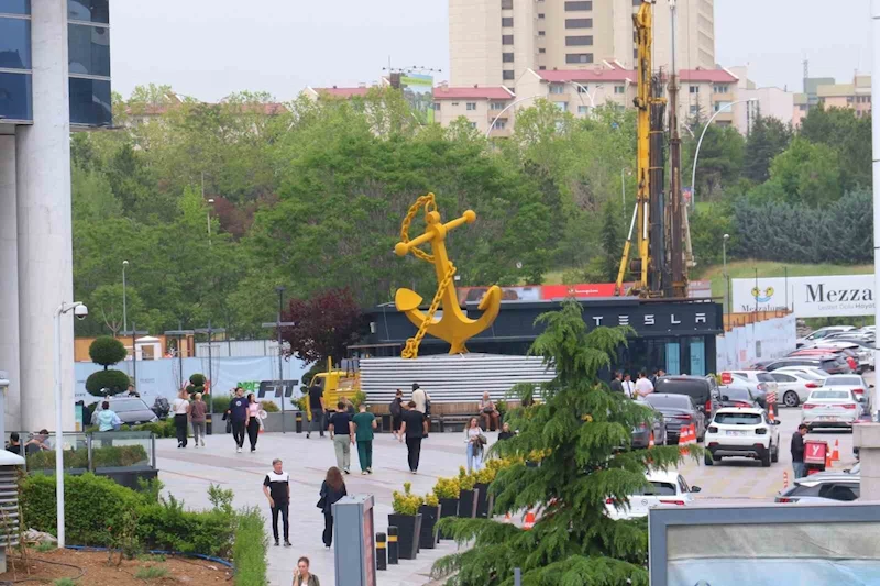 Ankara’da çıkan fırtınada Tesla Bayii’nin çatısı uçtu
