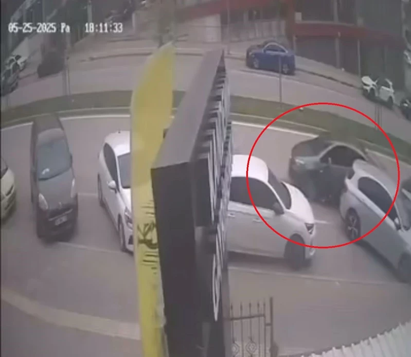 El freni çekilmeyi unutulan araç kazaya böyle karıştı
